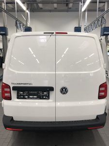 ESX Fahrzeug spezifisches DoppelDin Navigationsgerät mit Ampire KV-T6F-2G Rückfahrkamera eingebaut in VW Transporter T6