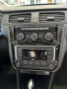 Dynavin D8-V7 Premium Navigationssystem und Ampire KCW802 Rückfahrkamera eingebaut in VW Caddy